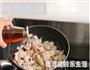 芹菜肉片炒海蘑菇的做法图解6