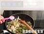 芹菜肉片炒海蘑菇的做法图解8