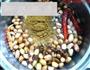 五香花生米的做法图解1