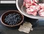 杜仲黑豆排骨汤的做法步骤1