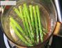 蟹味芦笋北极虾的做法图解2