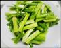 核桃炝芹菜的做法图解1
