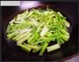 核桃炝芹菜的做法图解2