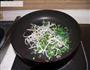 豆芽米粉煎饼的做法图解5