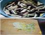 茄子毛豆烧咸鱼粒的做法图解1