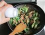 “植物伟哥”的营养保健菜-肉丝炒黄秋葵的做法图解6