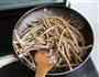 茶树菇爆鱿鱼丝的做法图解4