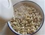 挂霜腰果的做法图解1
