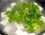 香菜叶肉片豆腐汤的做法图解3