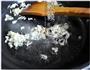 豉茸虾皮炒苦瓜的做法图解2