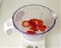 草莓蜂蜜汁的做法图解3