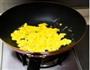 洋葱木耳炒土鸡蛋的做法图解2