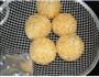 蛋黄莲蓉芝麻球的做法图解14