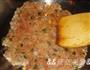 豆腐泡炒鱼饼的做法图解5