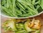 扁豆炒肉丝的做法图解1