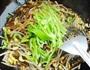 黄豆芽炒粉条的做法图解5