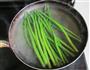 虾仁芦笋蟹味菇的做法图解3
