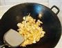海螺炒韭菜的做法图解3
