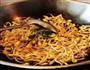 黄豆芽炒粉的做法图解3