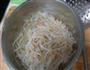 凉拌绿豆芽的做法图解3
