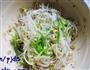 凉拌黄豆芽的做法步骤3