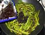 橄榄菜清炒四季豆的做法步骤4