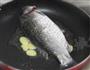 萝卜丝鲫鱼汤的做法图解2