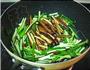 豆干炝炒韭菜的做法图解4