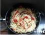 腊肠炒面的做法图解5