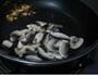 菌菇红肠蛋炒饭的做法图解4