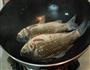 鲫鱼萝卜汤的做法图解2