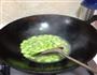 蚕豆米炒韭菜的做法步骤2