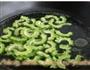 小针鱼炒苦瓜的做法步骤2