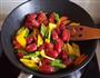 牛肉粒肠炒时蔬的做法图解3