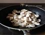 蘑菇炒鱿鱼的做法图解3