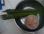 春天里的新鲜菜  芦笋虾仁的做法图解2