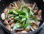 花蛤炒金不换的做法图解5