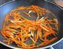 绿豆芽炒红萝卜丝的做法图解5