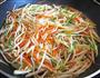 绿豆芽炒红萝卜丝的做法图解9