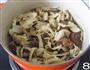 花生笋干炖猪脚的做法图解8