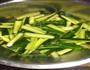酸辣黄瓜条的做法图解2