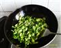 蚕豆炒蒜苗的做法图解3