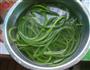 凉拌手撕蒜苔的做法图解2