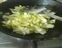 炝炒圆白菜的做法图解2