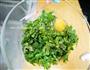 懒人做法-鸡蛋液裹芹菜叶的做法图解2