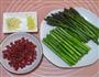 火腿丁浇芦笋的做法图解3