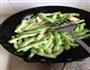 东北排骨炖豆角的做法图解1