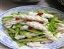 芹菜炒鱿鱼花片的做法图解1