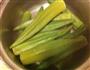 秋葵炒蛋的做法图解1