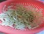 夏季古着味的下饭小菜-豆豉炒西瓜皮的做法图解1